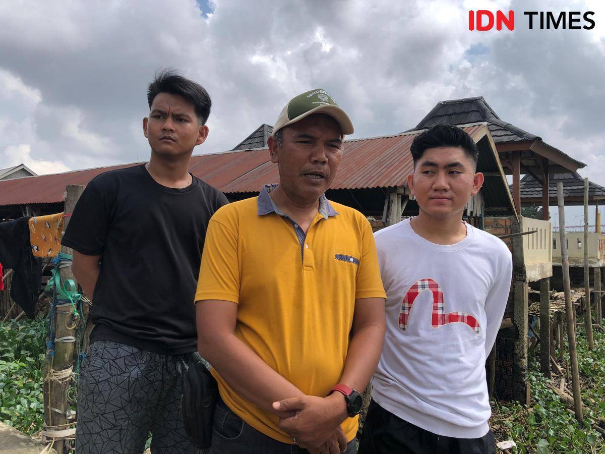 Perajin Bidar di Palembang saat mempersiapkan kapal jelang perlombaan Bidar