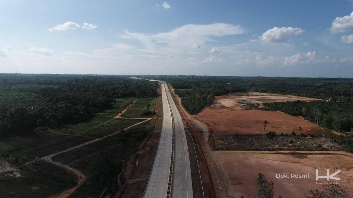 Pekerjaan konstruksi Proyek Tol Bayung Lencir–Tempino Seksi 3 oleh KSO Hutama Karya, Wijaya Karya, dan Brantas Abipraya.