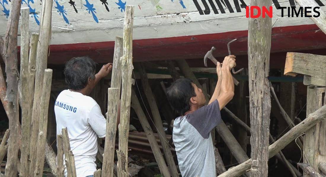 Perajin Bidar di Palembang saat mempersiapkan kapal jelang perlombaan Bidar