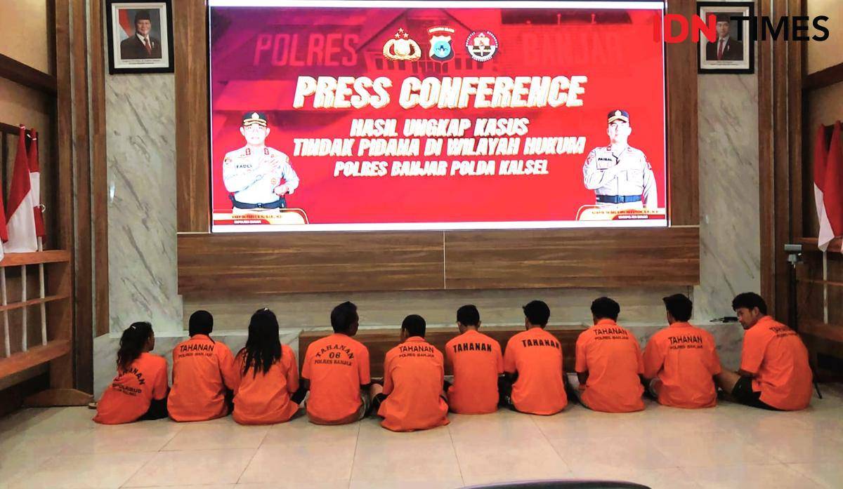 Para tersangka pengeroyokan maut dan penjambretan saat konferensi pers Polres Banjar, Selasa (5/8/2025).