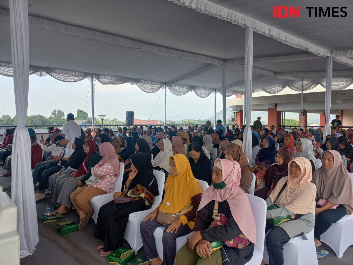 Para pedagang dalam acara Peluncuran "Yok Kita GAS" (Gerakan Kelola Sampah) di Pasar Prambanan, Yogyakarta (05/082025)