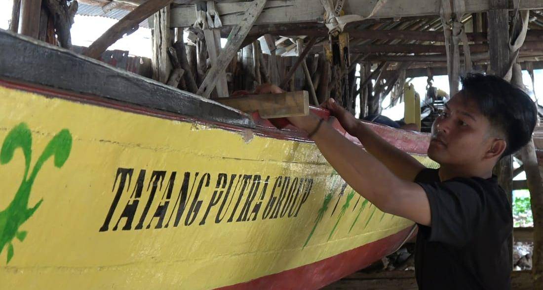 Pengrajin Bidar di Palembang saat mempersiapkan kapal jelang perlombaan Bidar