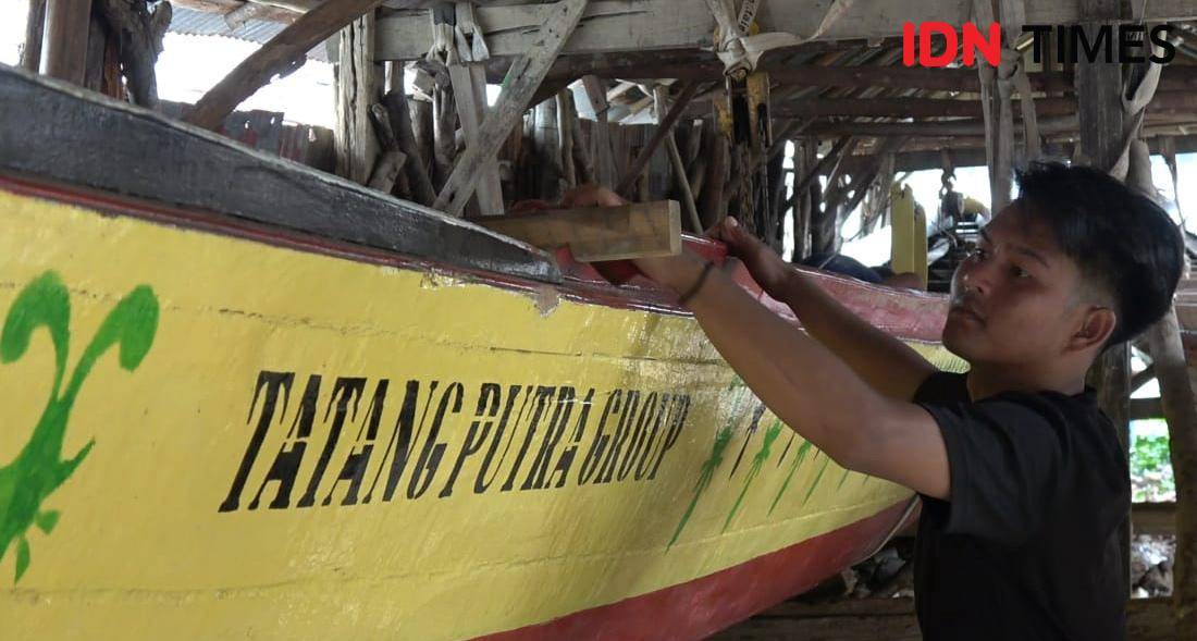 Perajin Bidar di Palembang saat mempersiapkan kapal jelang perlombaan Bidar