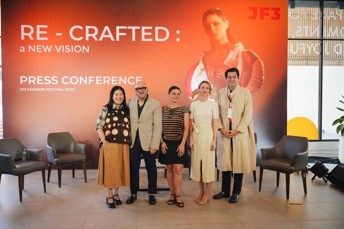 (Ki-Ka) Ibu Thresia Maretha, Alain Soreil, Natacha Lalemand, Charlotte Esnou, Mathieu Buard.jpg