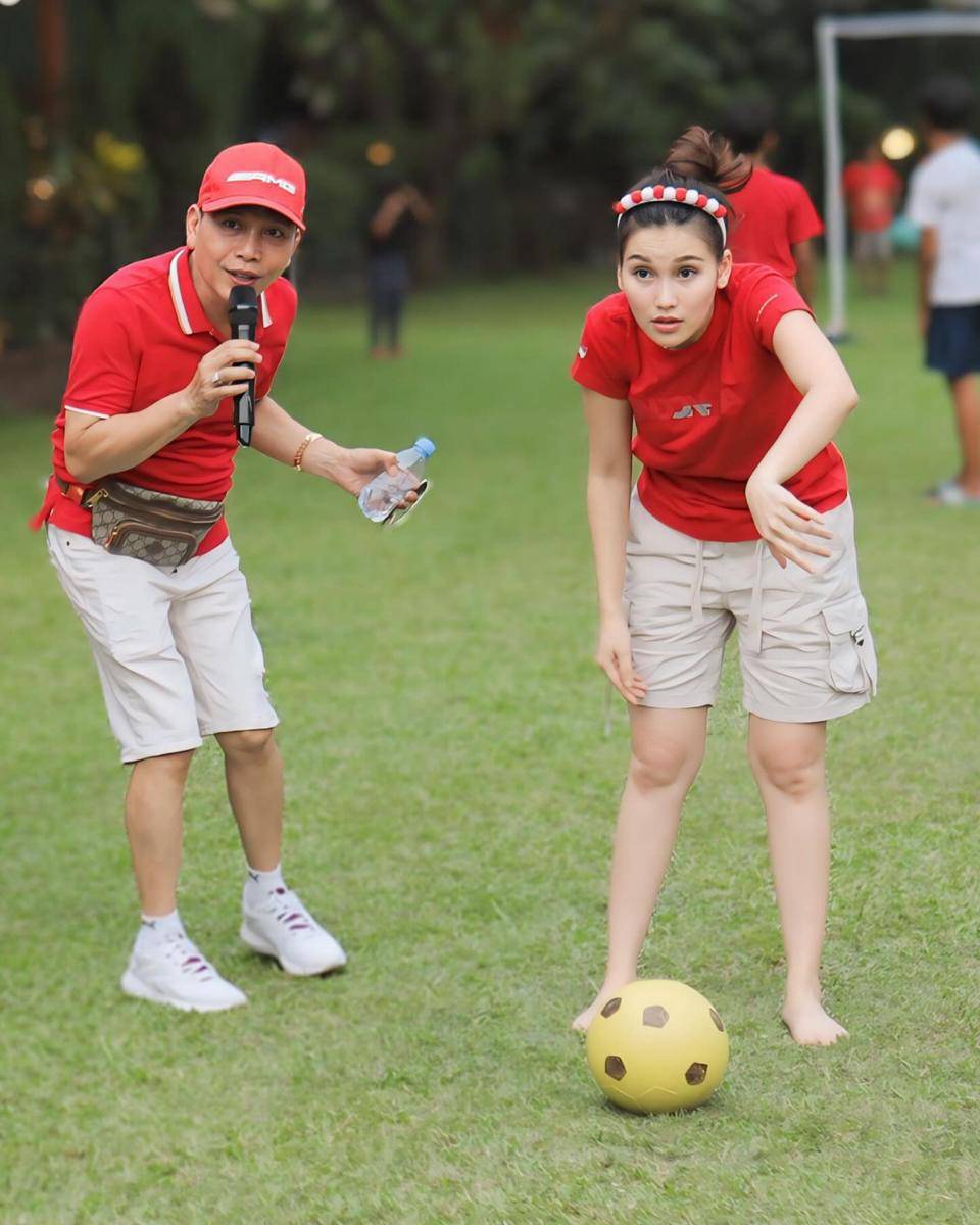 Ayu Ting Ting lomba sepakbola perempuan 17 Agustus 2024