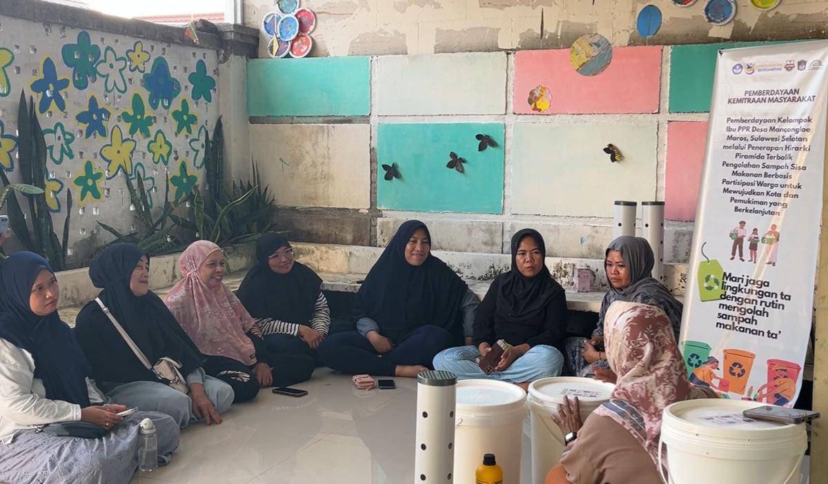 Suasana pelatihan pengolahan sampah oleh Universitas Bosowa dan Universitas Muslim Indonesia untuk warga di Kompleks Pesona Pelangi Regency, Moncongloe, Kabupaten Maros, pada 3 Agustus 2025.