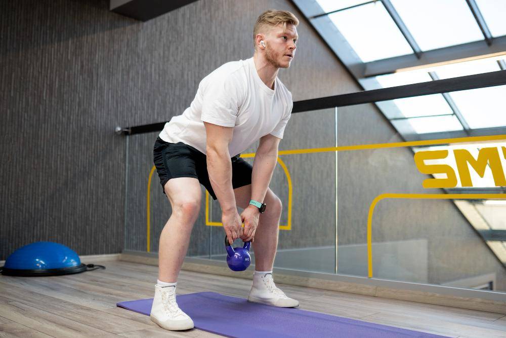 ilustrasi kettlebell swings (freepik.com/freepik)