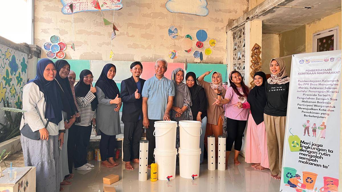 Suasana pelatihan pengolahan sampah oleh Universitas Bosowa dan Universitas Muslim Indonesia untuk warga di Kompleks Pesona Pelangi Regency, Moncongloe, Kabupaten Maros, pada 3 Agustus 2025.