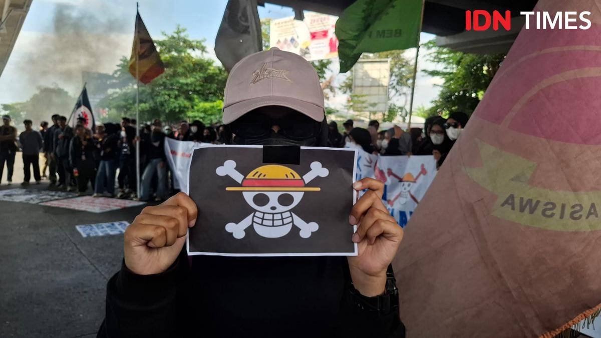 Mahasiswa UNM Makassar demonstrasi dengan membawa poster One Piece, Selasa (5/8/2025).