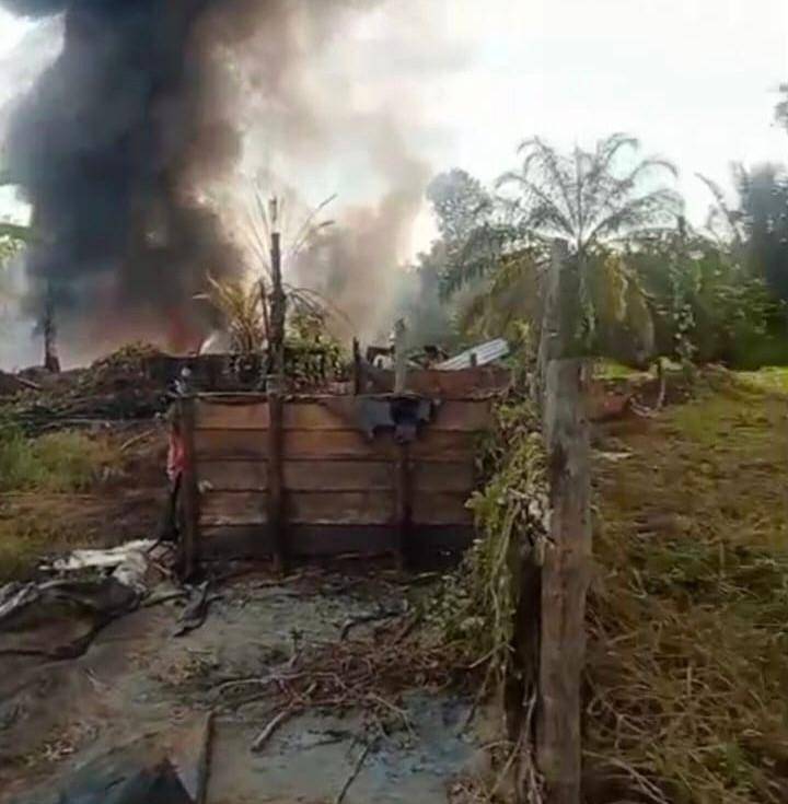 Kondisi tempat penyulingan minyak ilegal terbakar di Babat Toman.