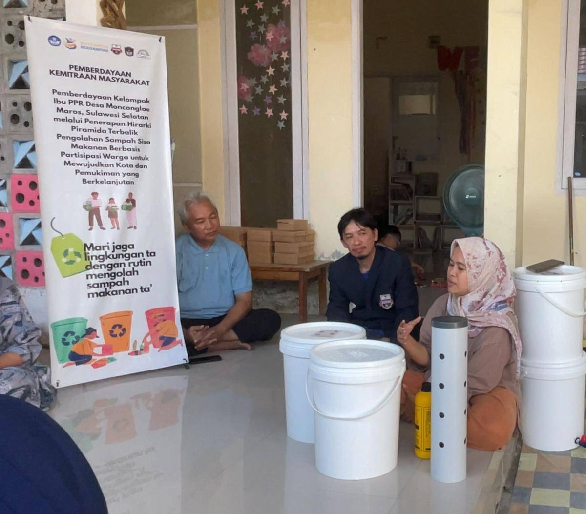 Suasana pelatihan pengolahan sampah oleh Universitas Bosowa dan Universitas Muslim Indonesia untuk warga di Kompleks Pesona Pelangi Regency, Moncongloe, Kabupaten Maros, pada 3 Agustus 2025.
