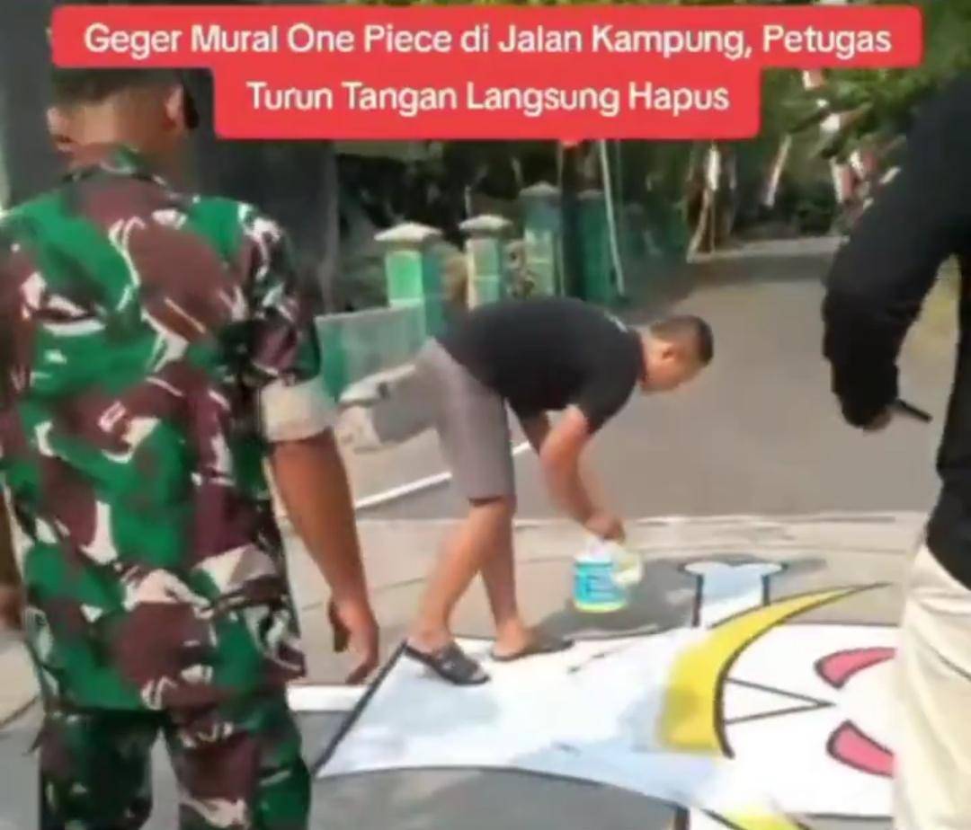 Aksi penghapusan mural One Piece di Kabupaten Sragen, Jawa Tengah yang disaksikan Babinsa TNI AD. (Tangkapan layar di X)