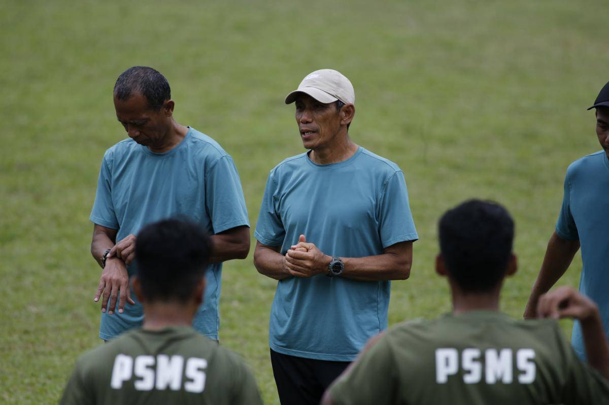 Asisten Pelatih PSMS Welliansyah dan Hendro Kartiko (IDN Times/Doni Hermawan)