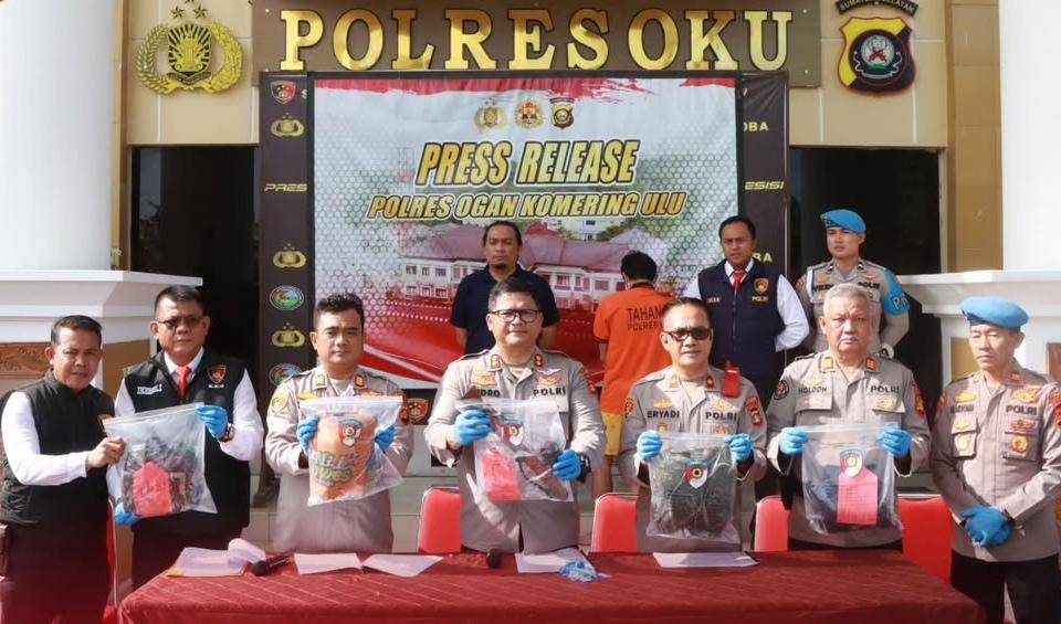 Kapolres OKU saat melakukan press release terkait kasus pembunuhan di kebun karet.
