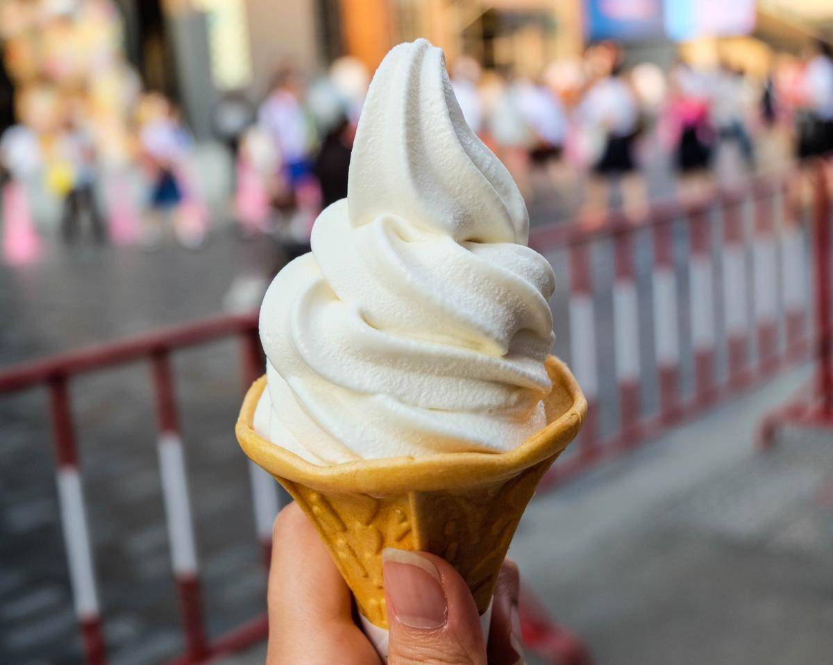 ilustrasi es krim cone (vecteezy.com/8727133)