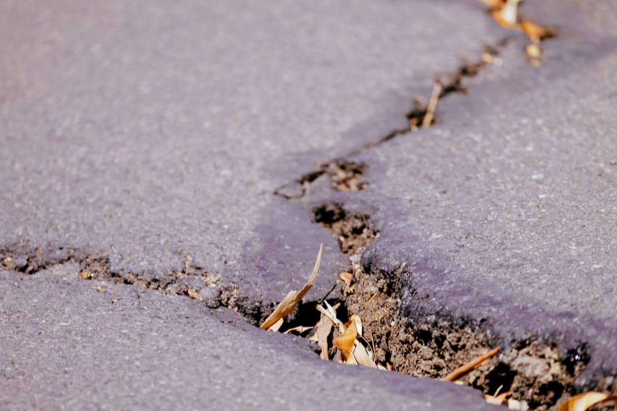 Ilustrasi retakan aspal karena gempa (unsplash.com/Xiangkun ZHU)