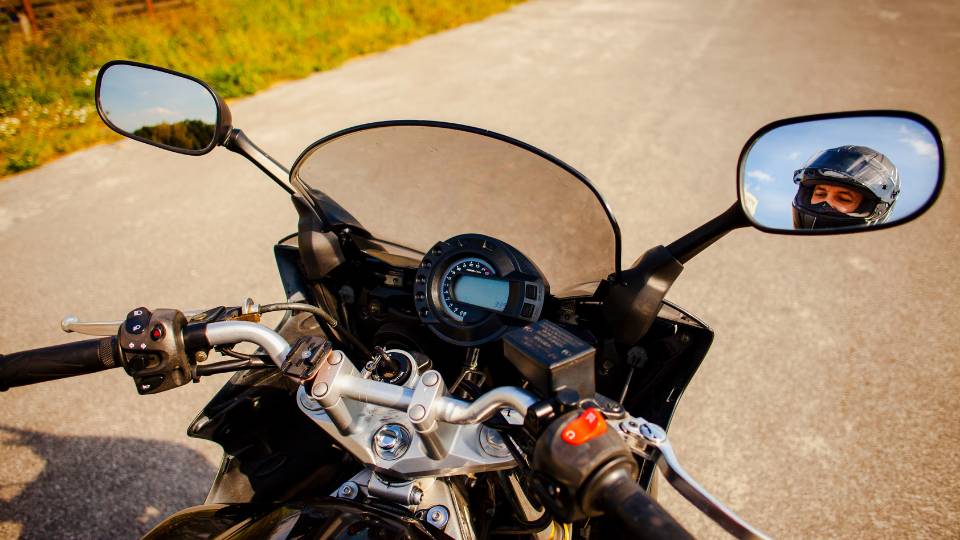 sepeda motor (freepik.com/freepik)