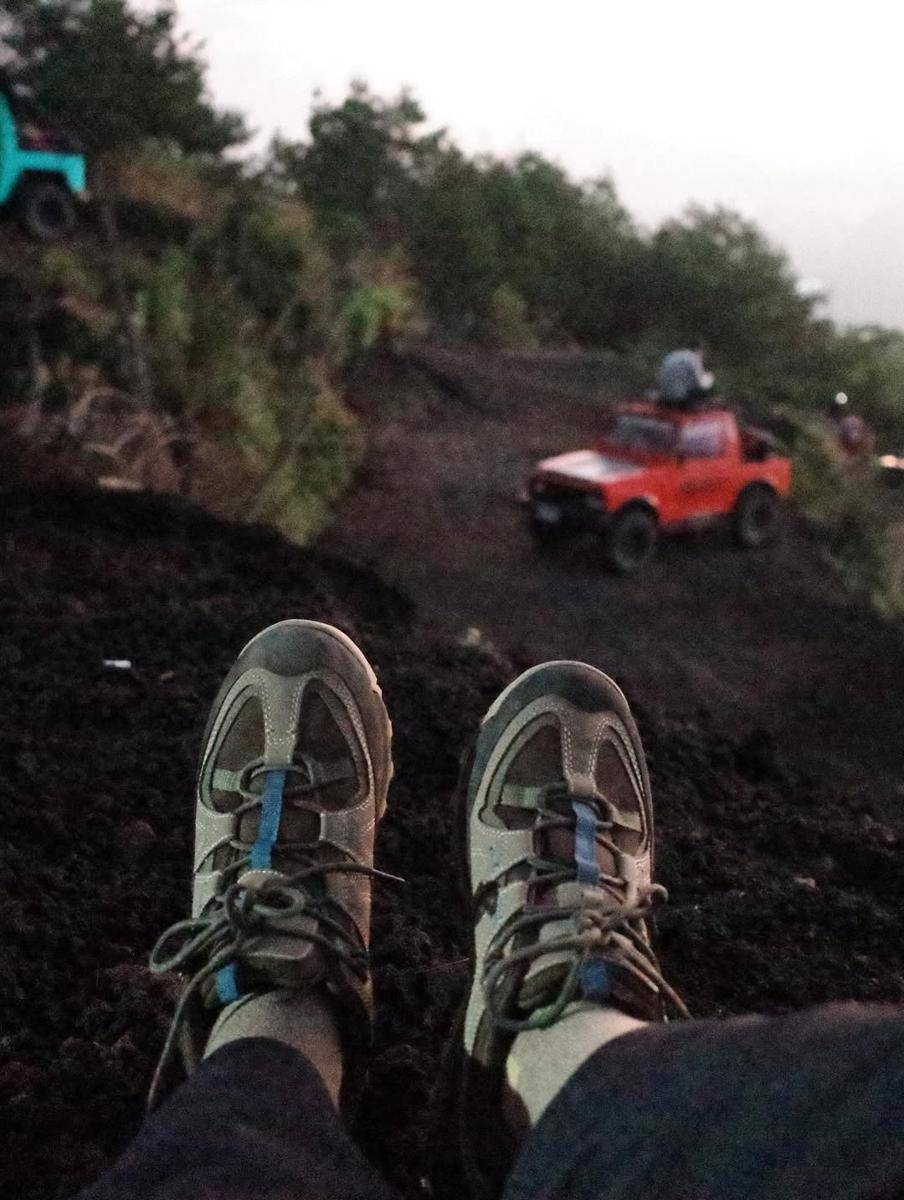 potret Natasha Rizky mendaki Gunung Batur 