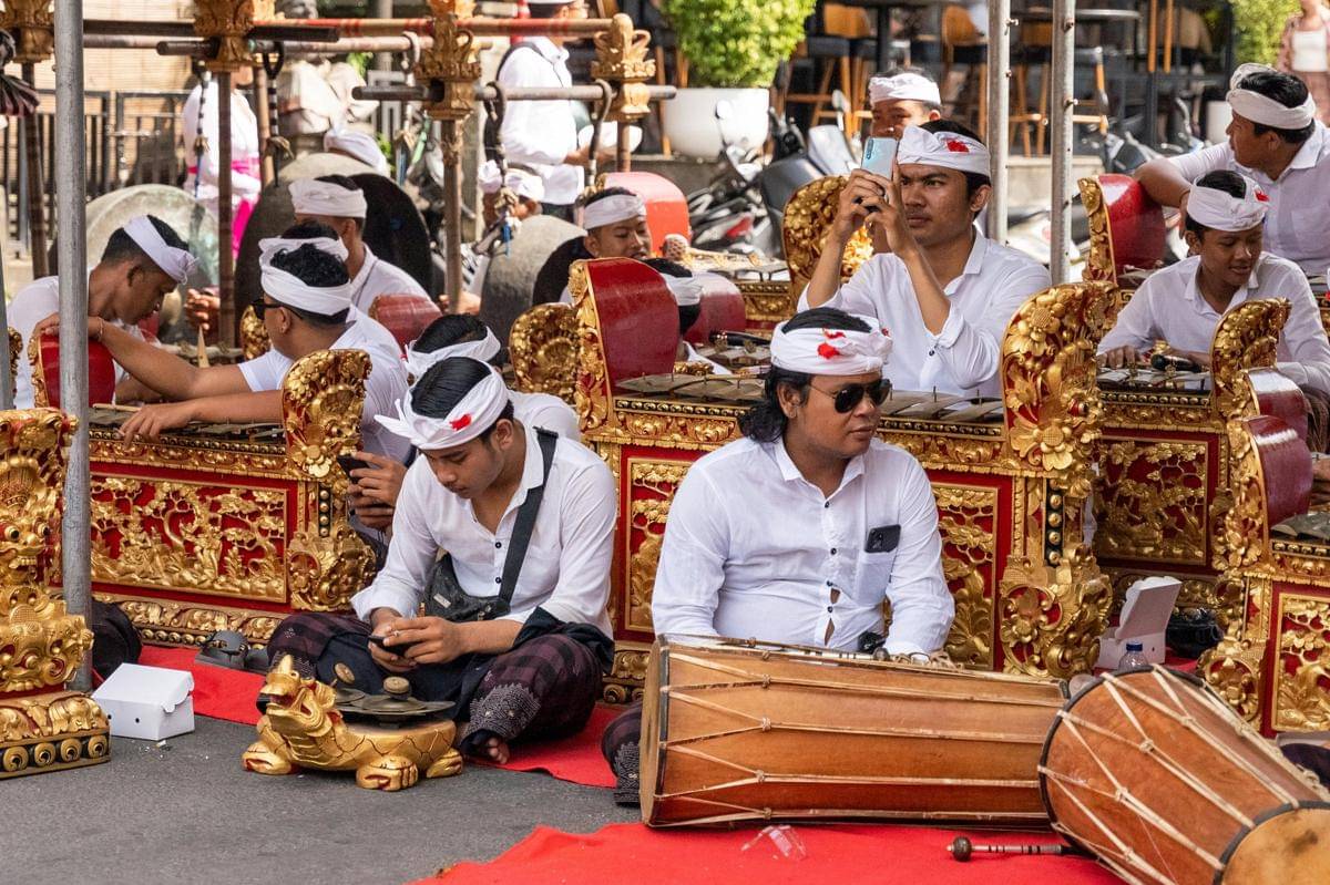 ilustrasi alat musik tradisional Indonesia