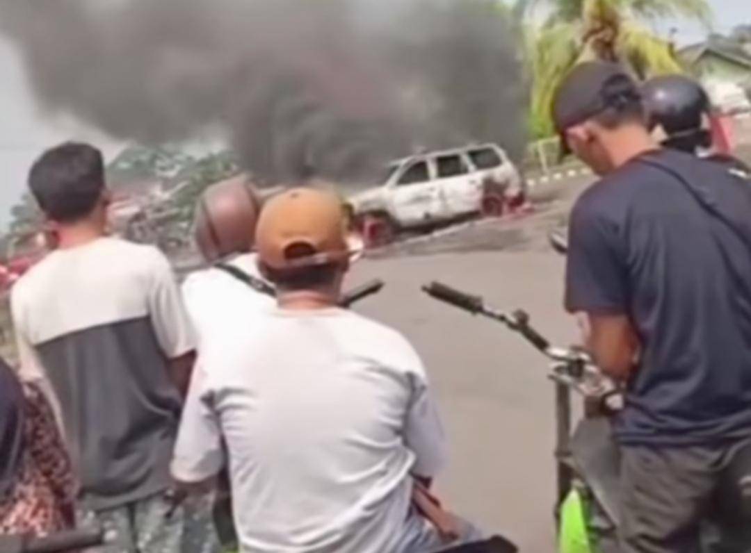 Kijang kapsul terbakar di SPBU Muara Enim. (Dok. Istimewa)