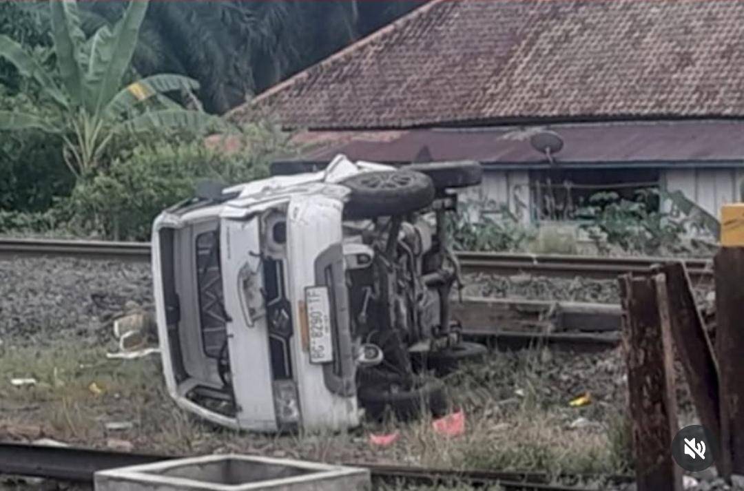 Kondisi mobil pikap yang ditabrak KA Babaranjang di Gunung Megang. (Dok. Istimewa)