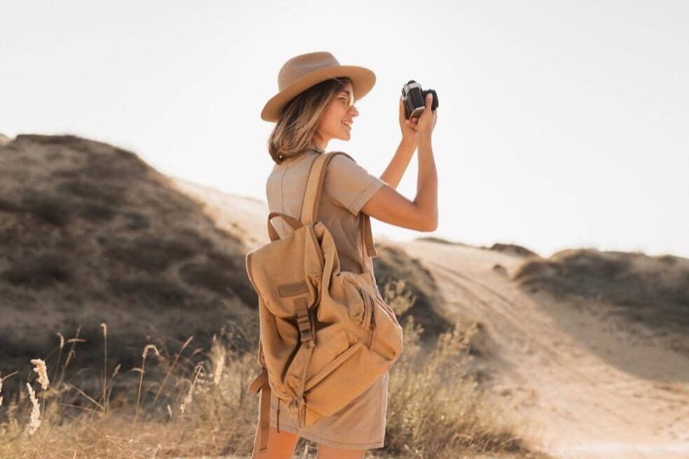 ilustrasi backpacker