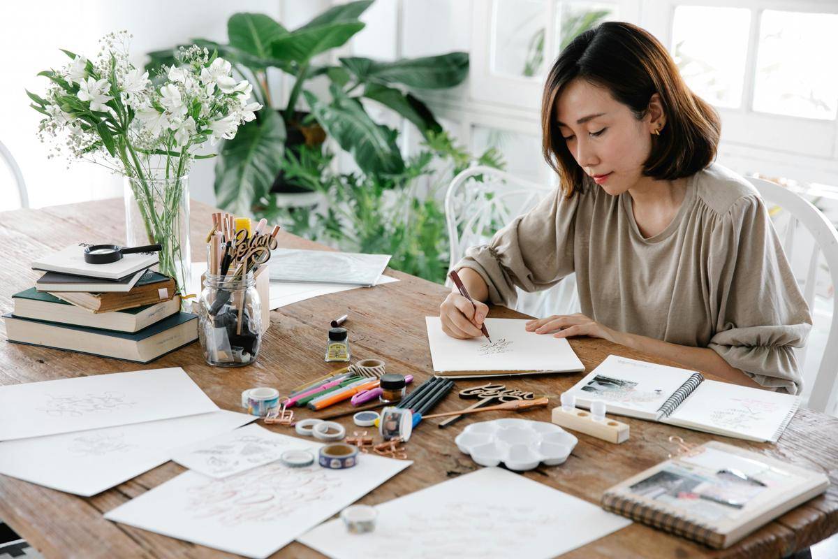 ilustrasi proses kreatif di meja kerja