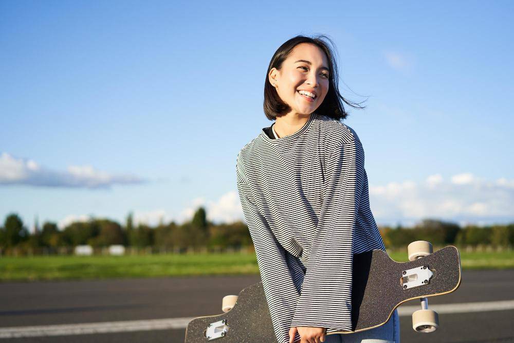 ilustrasi perempuan membawa skateboard 