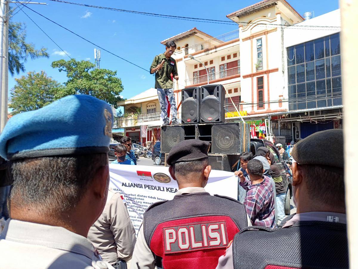 Suasana demo sekelompok massa yang ingin polisi hentikan kasus penelantaran oleh anggota DPRD Kota Kupang. (IDN Times/Putra Bali Mula)