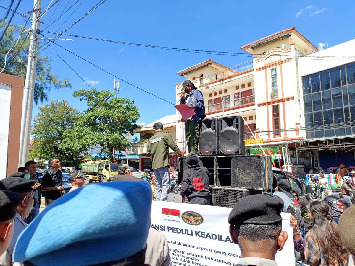 Demo BEM Nusantara bela oknum DPRD Kota Kupang yang terjerat KDRT. (IDN Times/Putra Bali Mula)