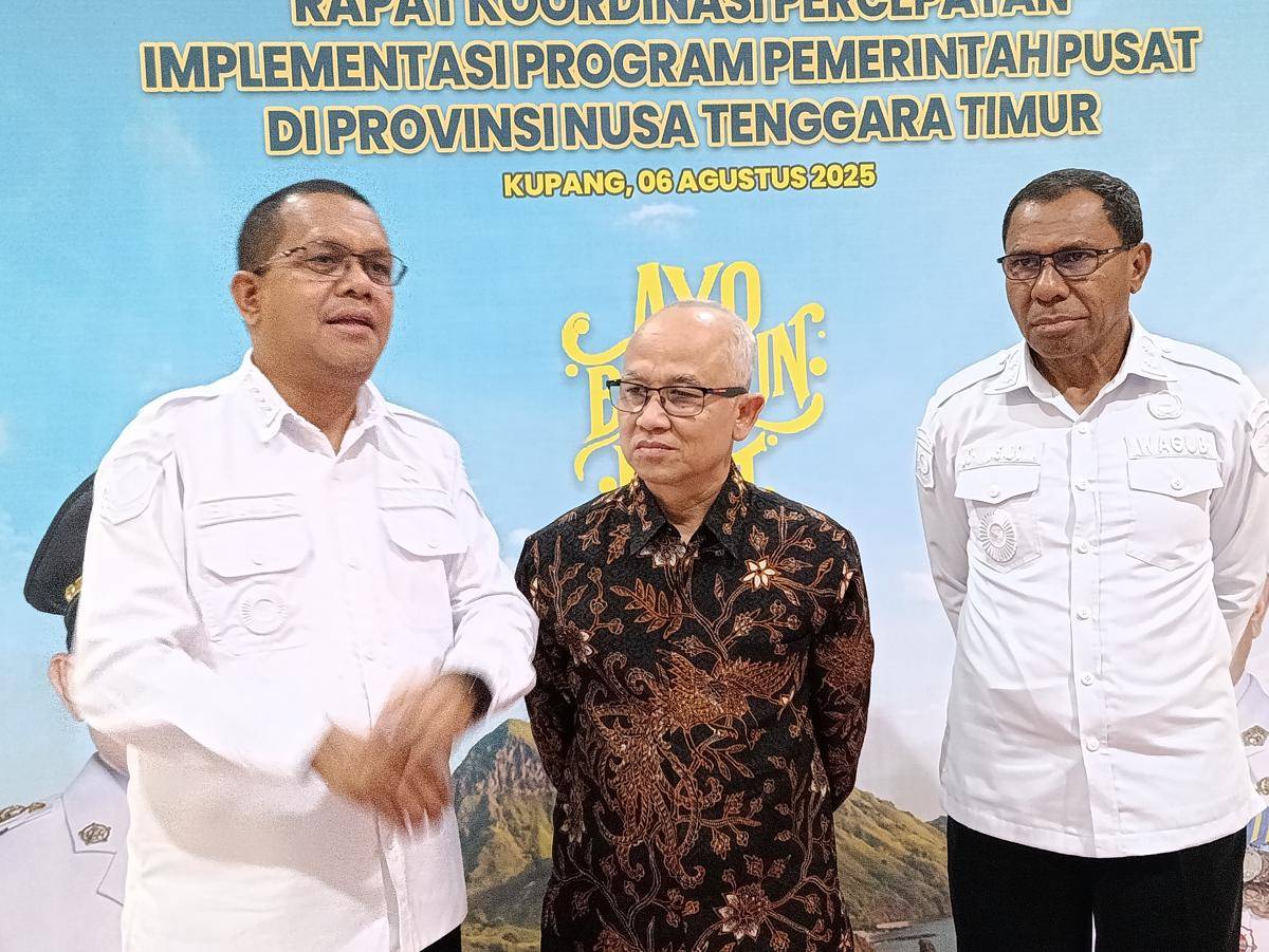 Gubernur NTT, Melki Laka Lena, (kiri) bersama Wakil Menteri Pendidikan Dasar dan Menengah Atip Latipulhayat. (IDN Times/Putra Bali Mula)