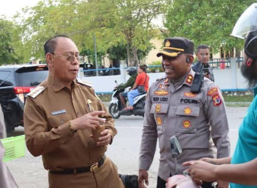 Bupati Malaka Stefanus Bria Seran (kiri) saat memberikan imbauan kepada masyarakat. (Dok Polres Malaka)
