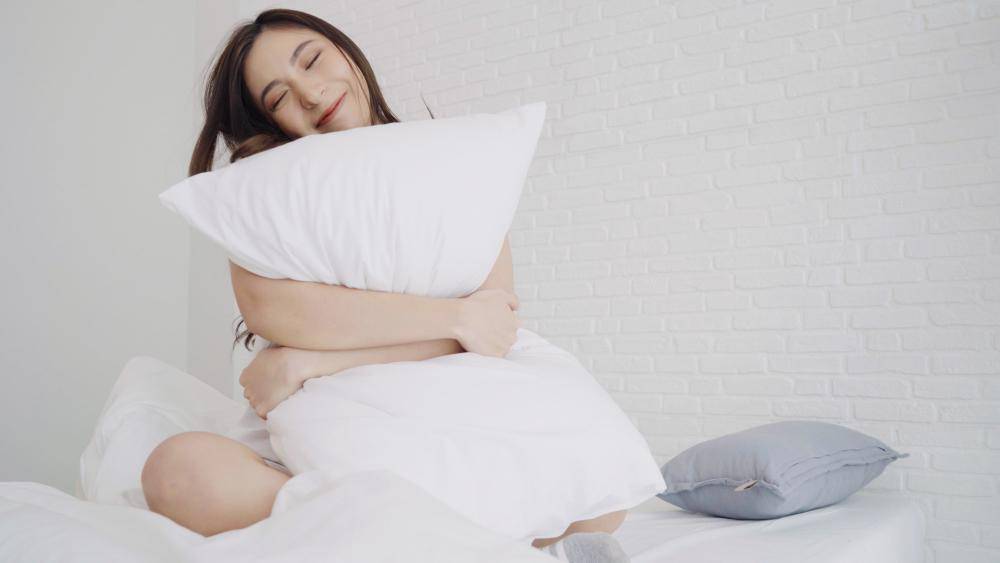 ilustrasi duduk di kamar (freepik.com/tirachardz)