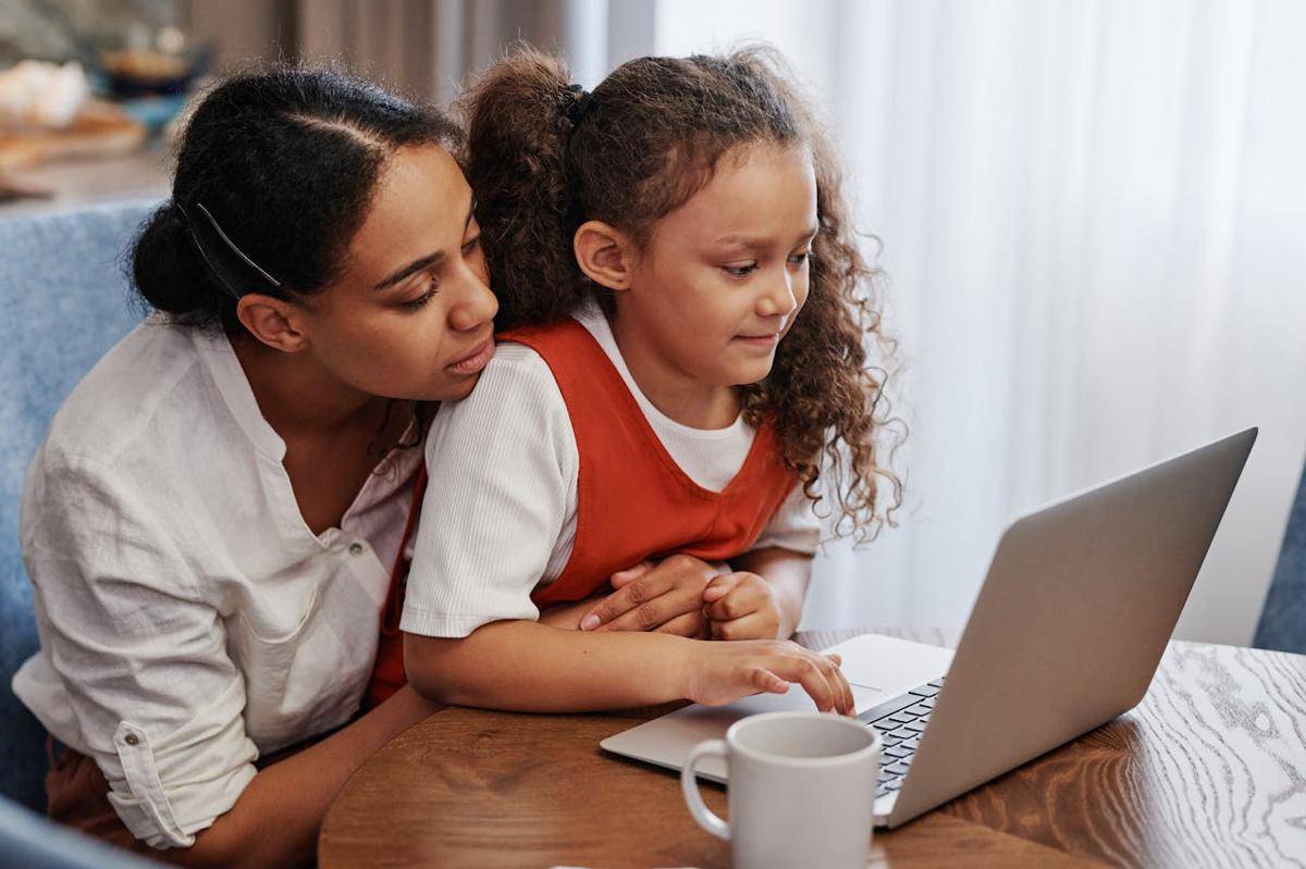 Ilustrasi orangtua dan anak (pexels.com/Photo by Tiger Lily)