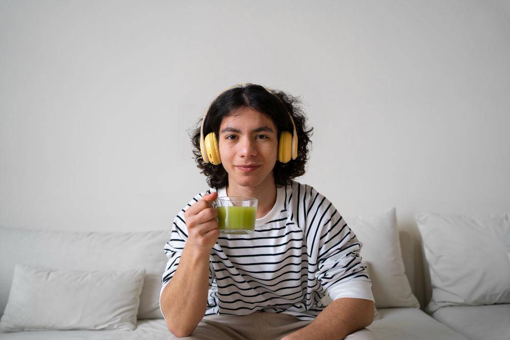 ilustrasi seorang pria mendengarkan musik dan minum seteguk matcha (freepik.com/freepik)