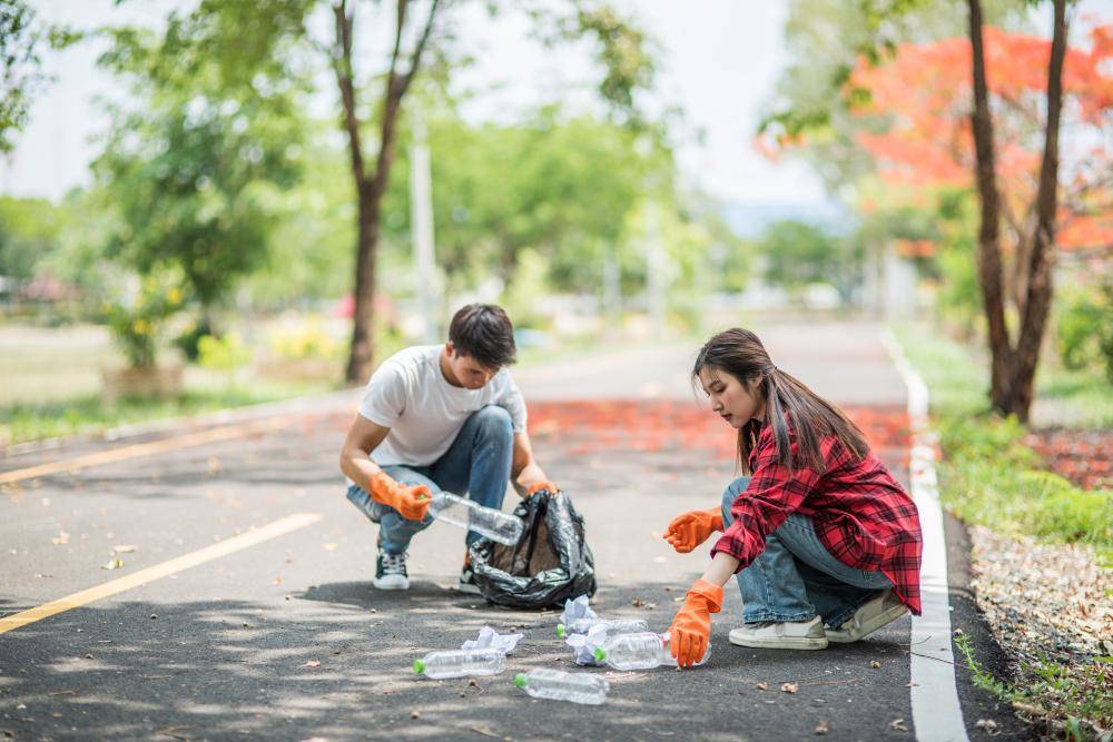 ilustrasi mengumpulkan sampah
