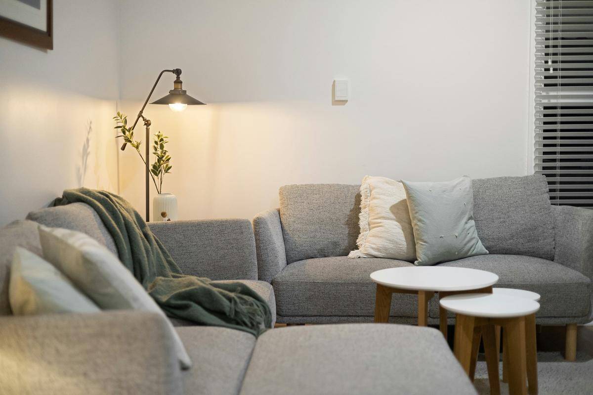 ilustrasi furnitur di ruangan (unsplash.com/Alex Tyson)