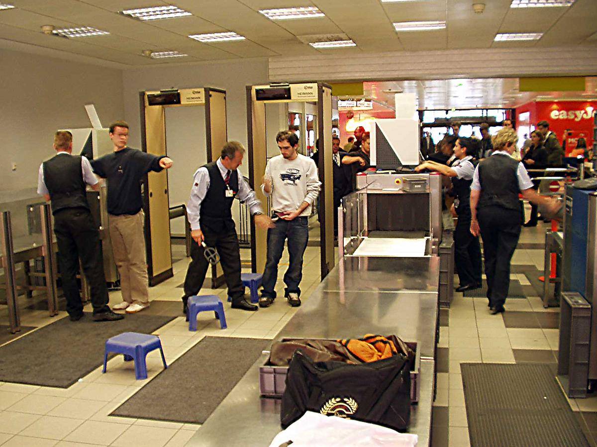 ilustrasi petugas keamanan bandara (commons.wikimedia.org/Ralf Roletschek)