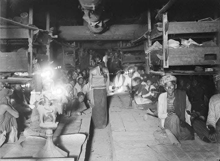 Ritual guru sibaso dalam upacara perumah begu di kediaman sibayak kabanjahe 'pa mbelgah' 1914-1919(facebook.com/Simbisa Karo)