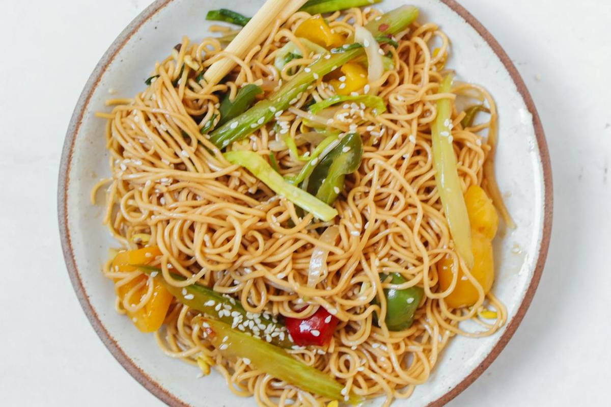 ilustrasi hidangan chow mein