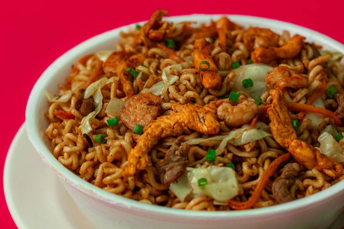ilustrasi chow mein pakai mi kering