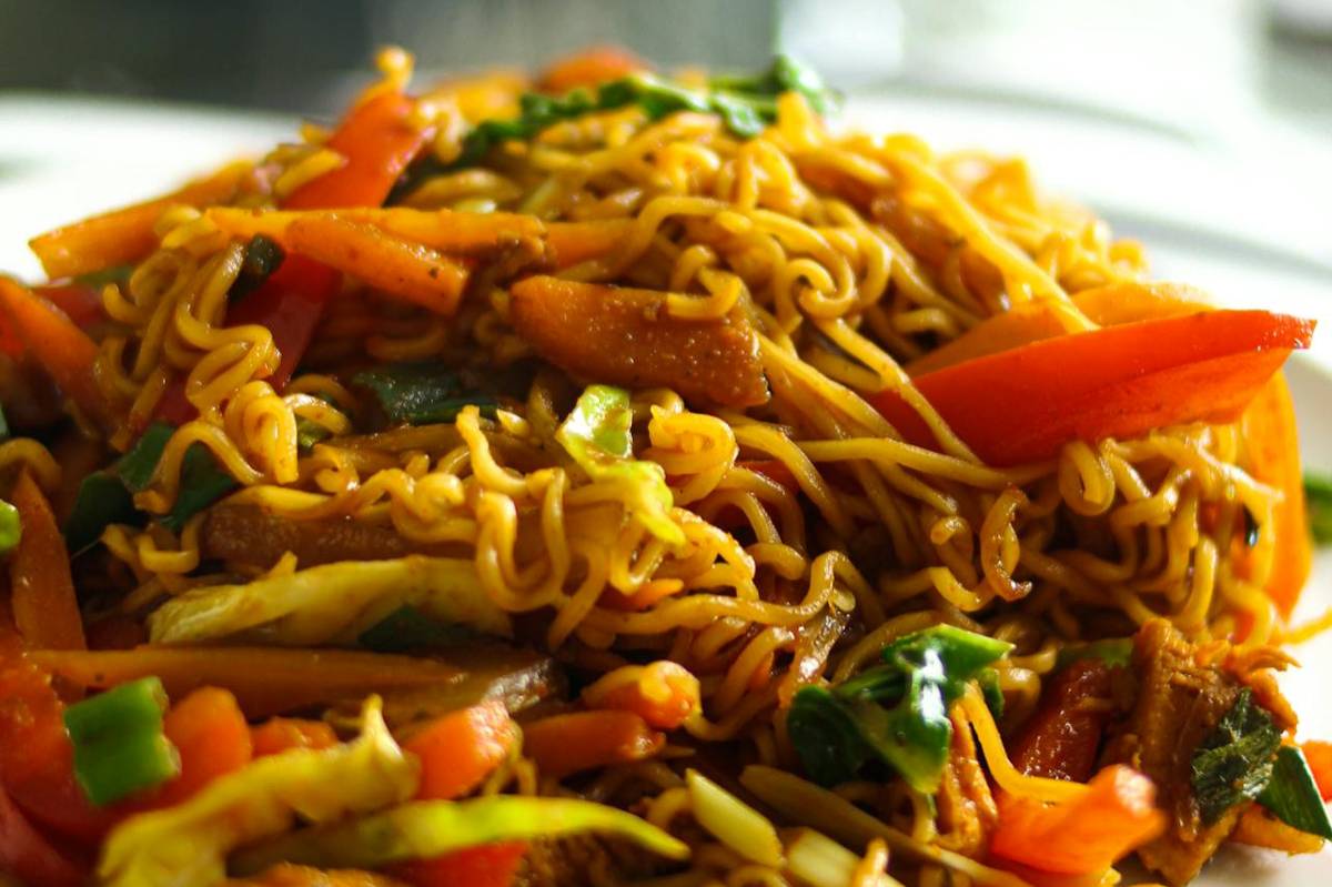 ilustrasi chow mein