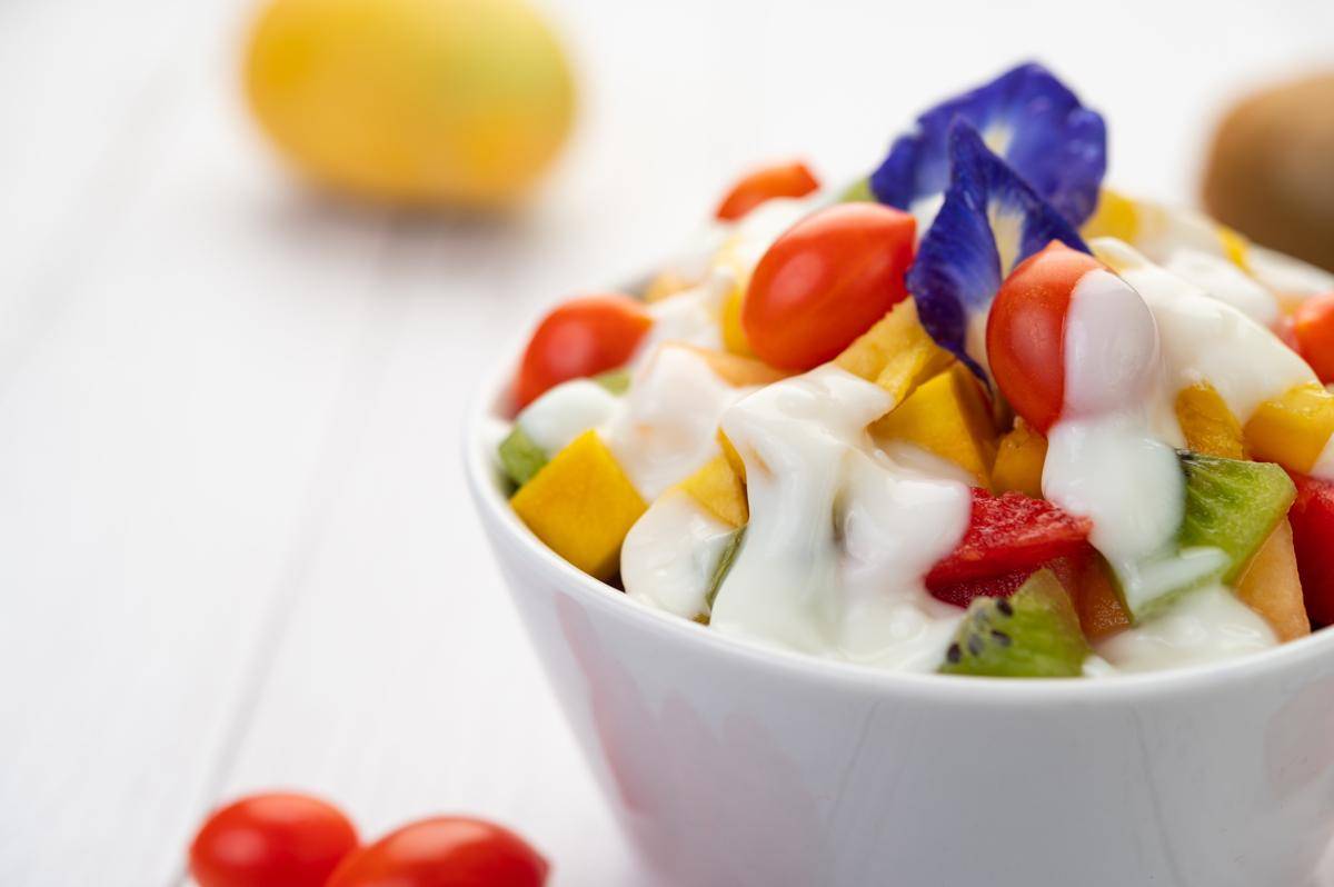 ilustrasi salad buah tropis dengan yogurt