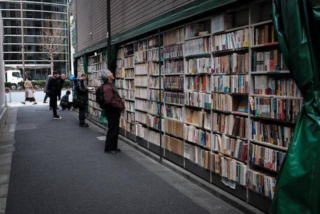 ilustrasi toko buku di Jimbocho (unsplash.com/Hakan Nuran)