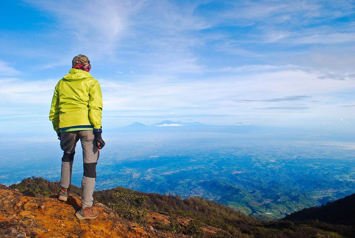 ilustrasi puncak Gunung Lawu