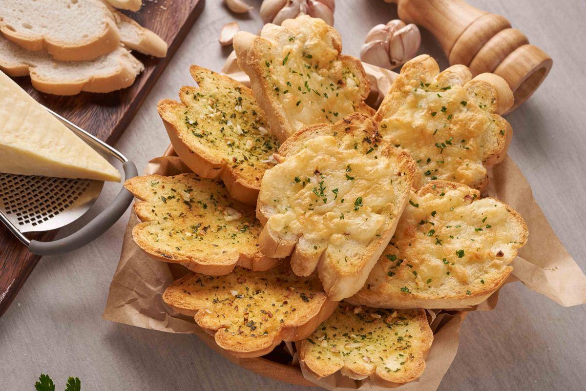 ilustrasi garlic bread (freepik.com/ jcomp)