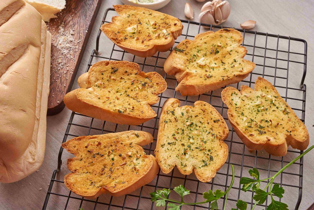 ilustrasi garlic bread (freepik.com/jcomp)