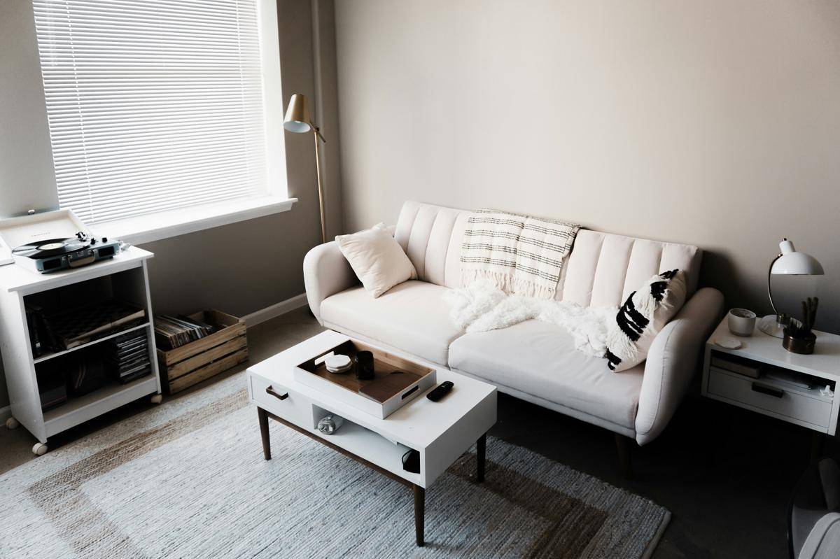ilustrasi sofa di ruangan (unsplash.com/ian dooley)