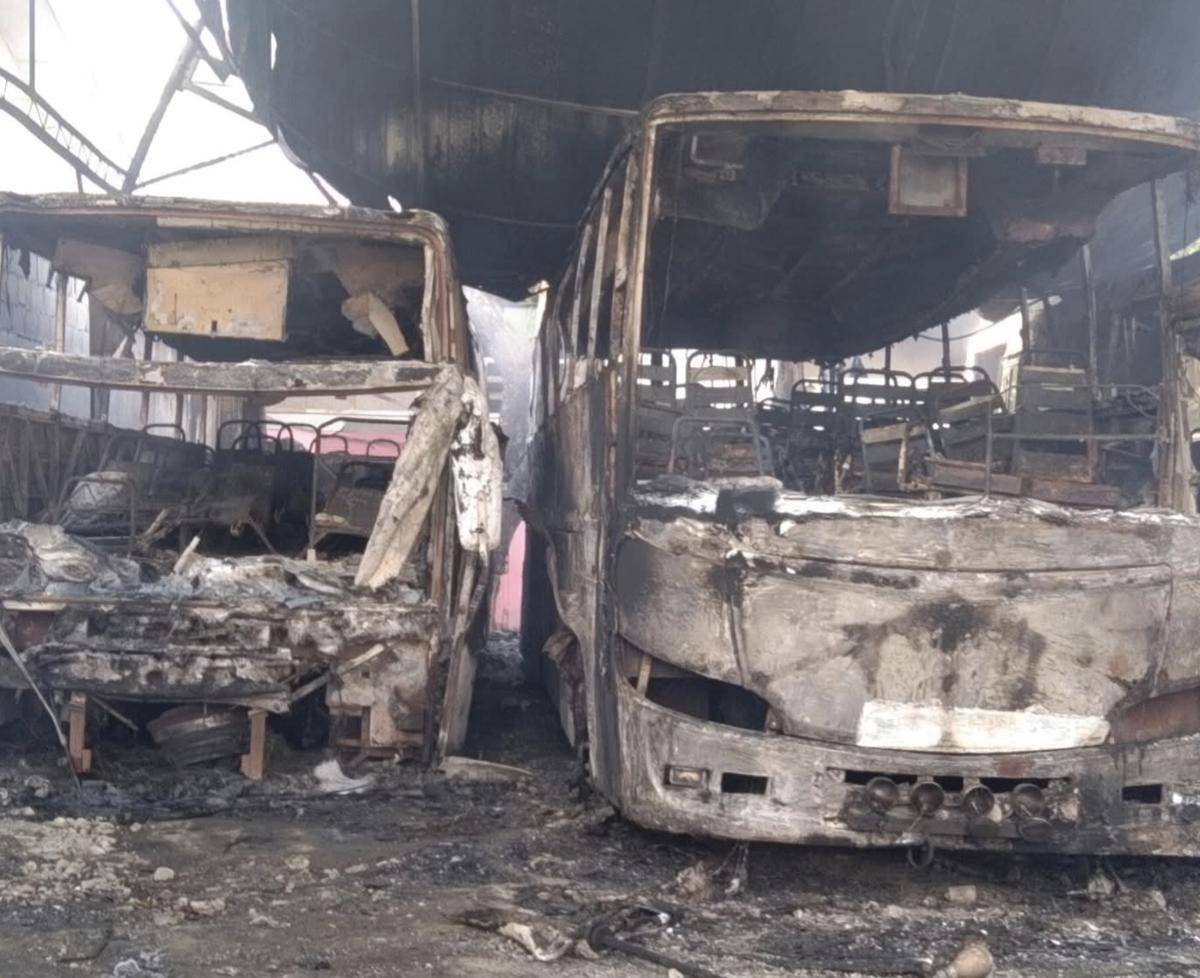 3 unit bus dan 2 rumah terbakar di Hamparan Perak (dok.istimewa)