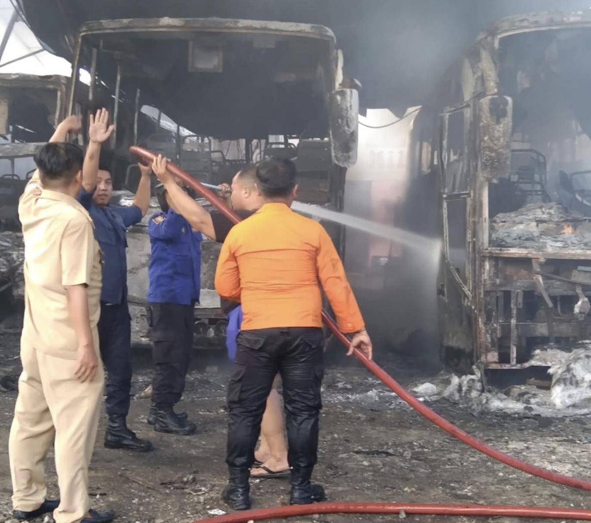 Petugas memadamkan api yang melahap 3 unit bus (dok.istimewa)